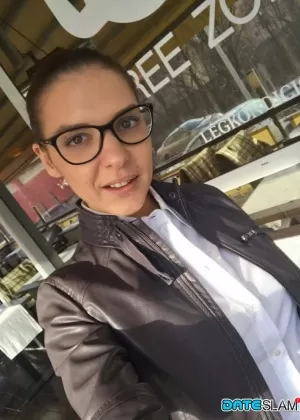 Русская подросток Алина Хенесси делает обнаженные и не обнаженные селфи в течение дня