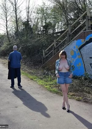 Блондинка-любительница Люси обнажает свои маленькие сиськи, находясь на улице в автомобиле