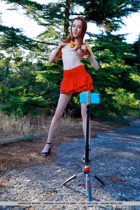 Молодая рыжеволосая Шерис полностью раздевается после того, как делает селфи на лесной 4