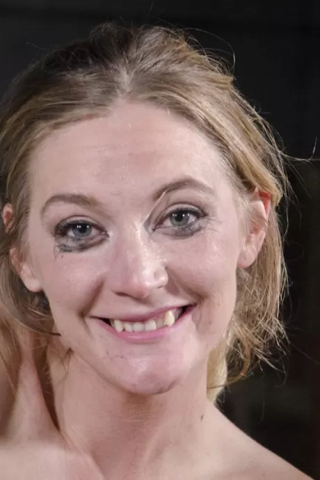 Голой девушке Моне Уэйлс удается выдавить улыбку после экстремального секса в бондаже