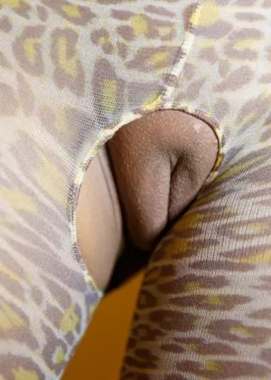 Сладкая молодая девушка с крошечными сиськами сбрасывает джинсы, чтобы раздвинуть игрушечную киску дилдо