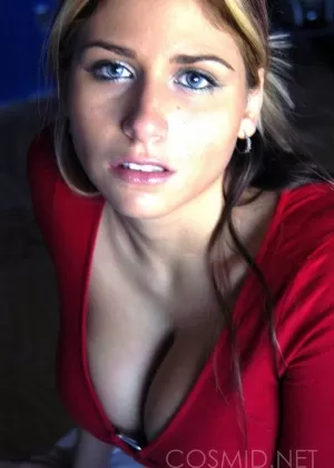 Блондинка школьница снимает свой белый бюстгальтер и нижнее белье.