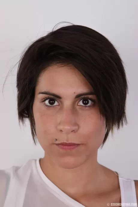 Коротко стриженная новичок Клара позирует обнаженной, чтобы ублажить своего парня