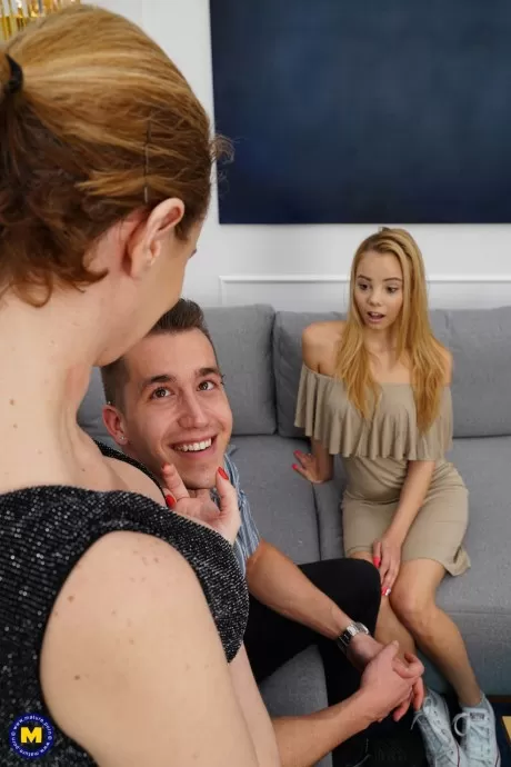 Похотливая леди и ее падчерица предаются жесткому сексу втроем