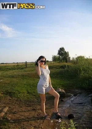 Зрелая блондинка показывает свои проколотые соски, раздеваясь в первый раз