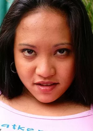 Толстая брюнетка Саввана Стар демонстрирует свою лысую вагину после снятия нижнего белья