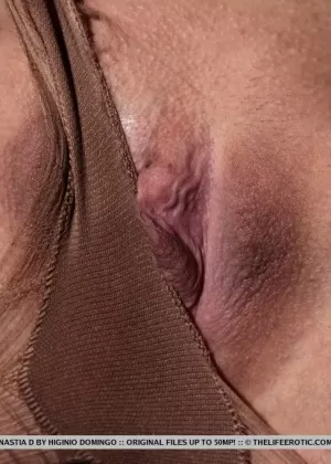 Симпатичная девушка-подросток Сиси Капелла показывает упругие сиськи в сексуальных колготках