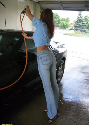 Любительская девушка Никки Симс щеголяет китовым хвостом на автомойке