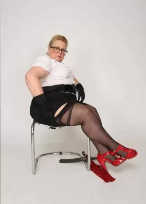 Тучная британская блондинка Лекси Каммингс демонстрирует свою проколотую пизду в перчатках и нейлоновых чулках