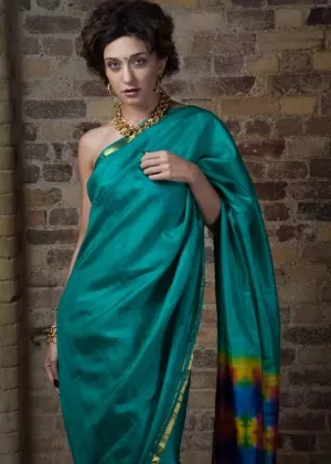 Индийская мамаша Алишаа Мэй раздевается догола во время работы в саду на заднем дворе