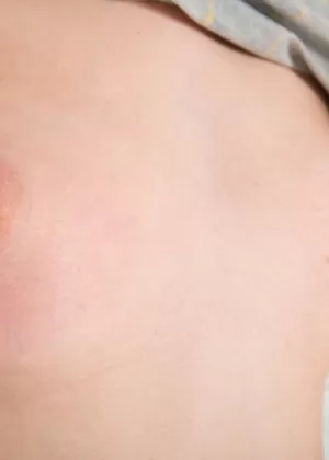 Молодая девушка-одиночка Тина машет своими помпонами, прежде чем раздеться и заплести косички