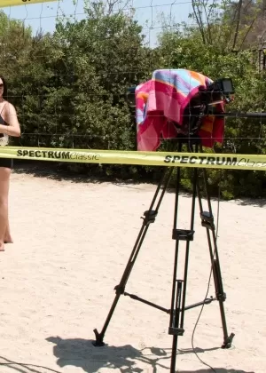 Мамочки раздеваются догола во время игры в волейбол и на массажном столе