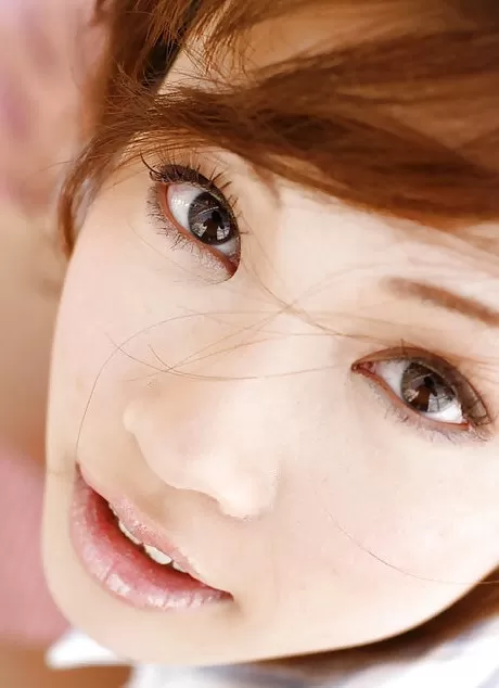 Потрясающая азиатская красотка Рейка Шина раздевается и раздвигает ноги