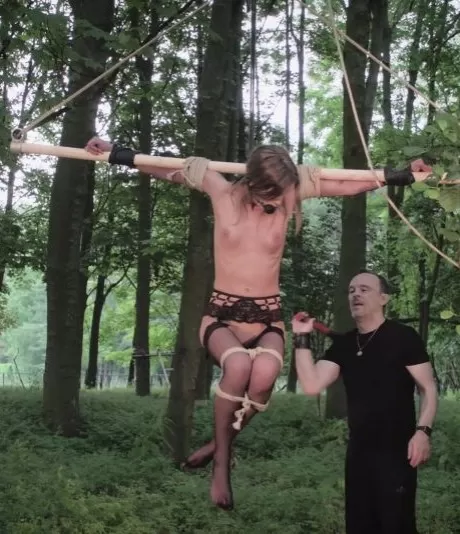 Сара Кей возвращается в лес для еще одного БДСМ-наказания во в