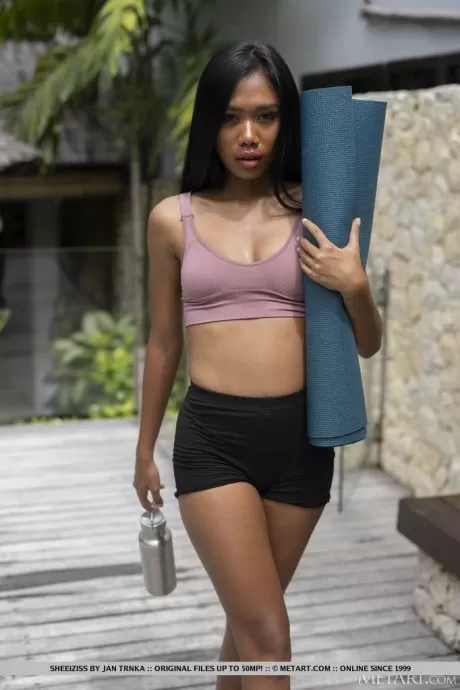 Миниатюрный индонезийский подросток Шизисс принимает душ после купания нагишом