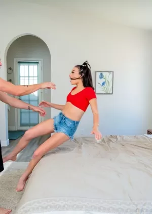 Молодая любительская девушка Таисия мастурбирует себя до оргазма на кожаном диване