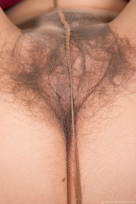 Белая девушка снимает свои колготки, чтобы впервые продемонстрировать свою киску