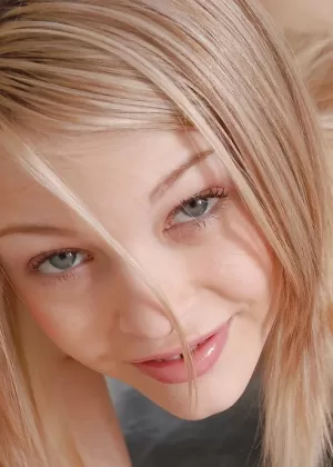 Симпатичная молоденькая Бри Дэниелс раздевается и обнажает свою розовую киску крупным планом