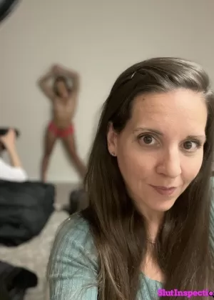 Любительские девушки делятся лесбийским поцелуем перед тем, как снять домашнее порно