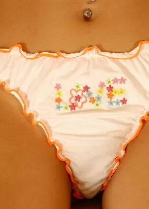 Кэнди Мартинес любит лизать яйца и сосать огромный член на открытом воздухе