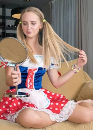 Очаровательная блондинка Лейза снимает красивое платье для своих первых обнаженных поз