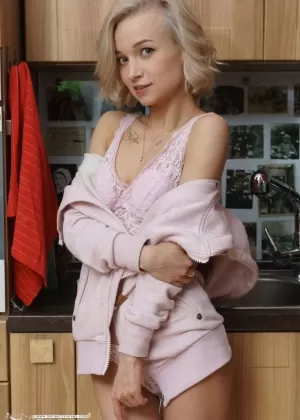 Молоденькая блондинка Моника обнажает свое худенькое тело на кухне