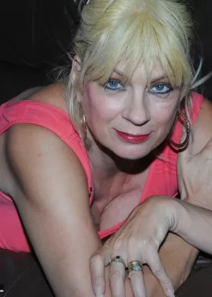 Пожилая блондинка Даймонти мелькает трусиками под юбкой, прежде чем расстегнуть ее грудь