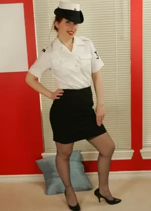 Домохозяйка Сандра Оттерсон высвобождает чудовищные сиськи из камуфляжной одежды