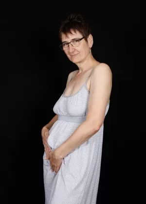 Пожилая любительница насаживает свою бритую киску на отсасывающий фаллоимитатор в очках