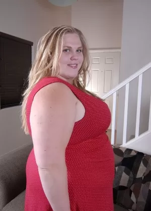 Любительская толстушки Келли обнажает свои сиськи, раздеваясь до белого кружевного нижнего белья