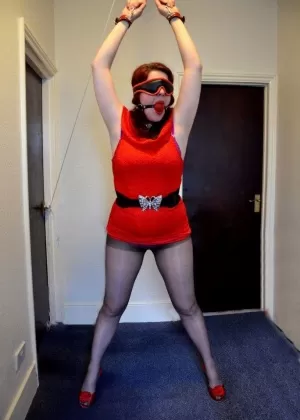 Темноволосая молоденькая Саша Спарроу получает сперму на лицо после анального секса