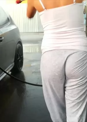 Любительская цыпочка позволяет своему короткому платью задраться на публике перед сексом на пляже