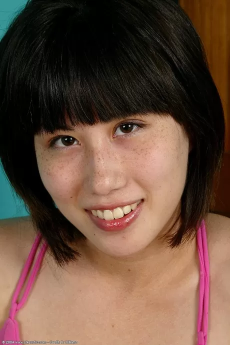 Азиатка-новичок сбрасывает джинсы и нижнее белье, чтобы обнажить волосатую киску