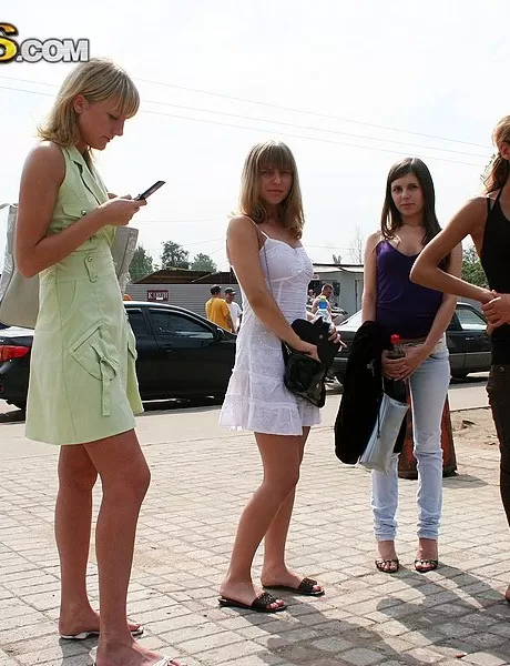 Возбужденные студентки колледжа направляются на поляну в лесу для группов 1