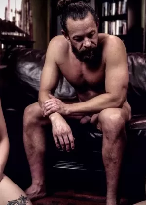 Молодая любительница Луна Амберли принимает участие в жестком сексе на Честерфилде