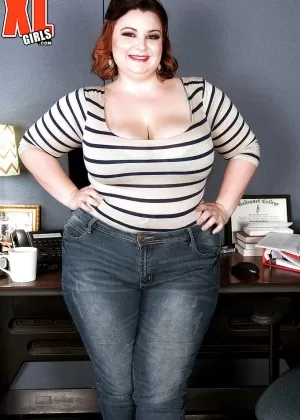 Тучная соло-девушка Люси Ленор показывает большие сиськи и огромную задницу