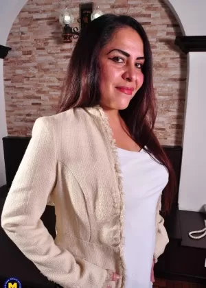 Женщина средних лет Виви Ана вставляет фаллоимитатор в свою влажную киску на своей кровати