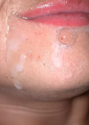 Блондинка любительская озорная Элли присоединяется к паре для жесткого секса втроем