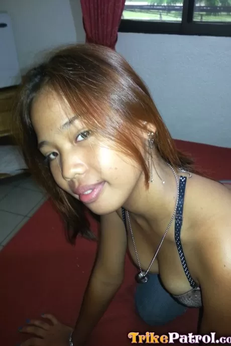 Симпатичная молоденькая филиппинка лижет член приезжему секс-туристу в режиме POV