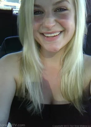 Молодая брюнетка Сибил делает селфи, соблазняя парня в лифчике и трусиках