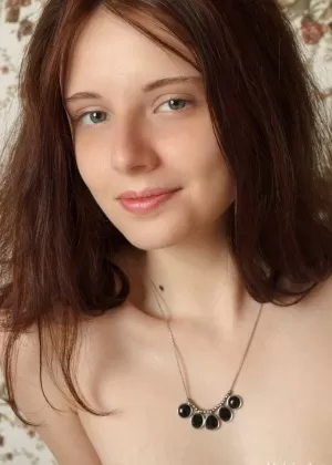 Сольная модель Сиенна снимает пояс с подвязками, чтобы позировать обнаженной в скомканных нейлоновых чулках