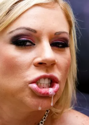 Молодая рыжеволосая София Гаджет получает удар кулаком по своей жопе от девушки во время отсоса