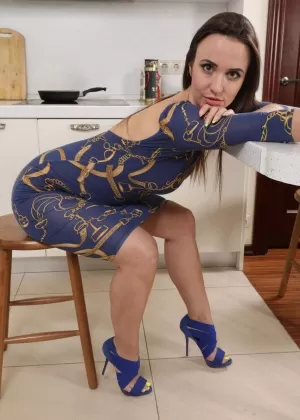 30-летняя леди Камилла Джи снимает платье, чтобы раздеться догола, готовя горячий напиток