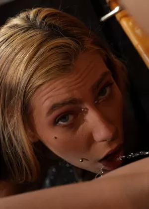 Блондинки лесбиянки писают друг другу в рот во время игры с дилдо