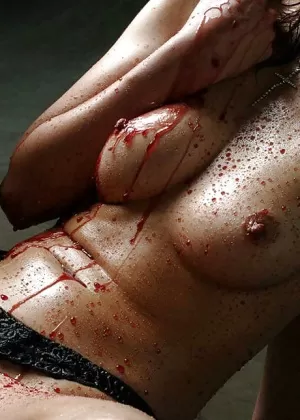 Азиатская красотка Вакако Худзимори обливает свое едва одетое тело красным душем