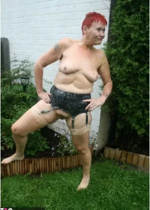 Рыжая бабуля Валгазмик обнаженная позирует обнаженной во дворе в нейлоновых чулках