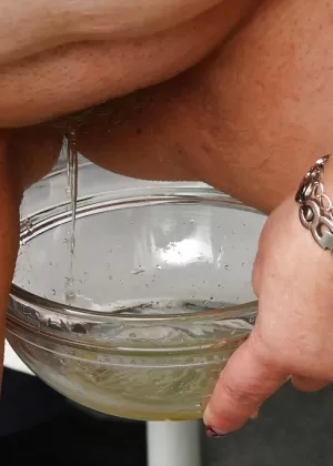 Полная зрелая женщина с отвисшей грудью играет волосатой киской с зеркалом