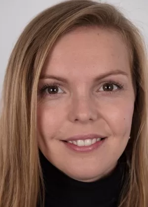 Симпатичная любительница Ленка снимает джинсы и топ, чтобы крупным планом показать свои большие соски