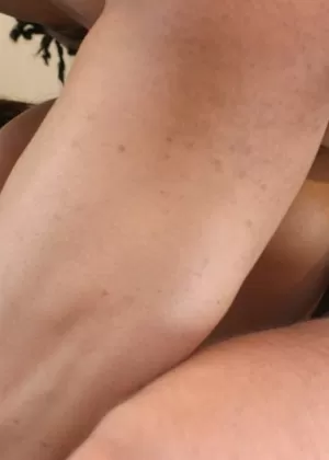 Молоденькая азиатка с красивой попкой занимается аналом в позе раком со своим парнем