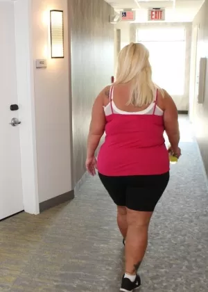 Тучная блондинка Фокси Китти тренируется в шортах из спандекса во время не обнаженного экшена